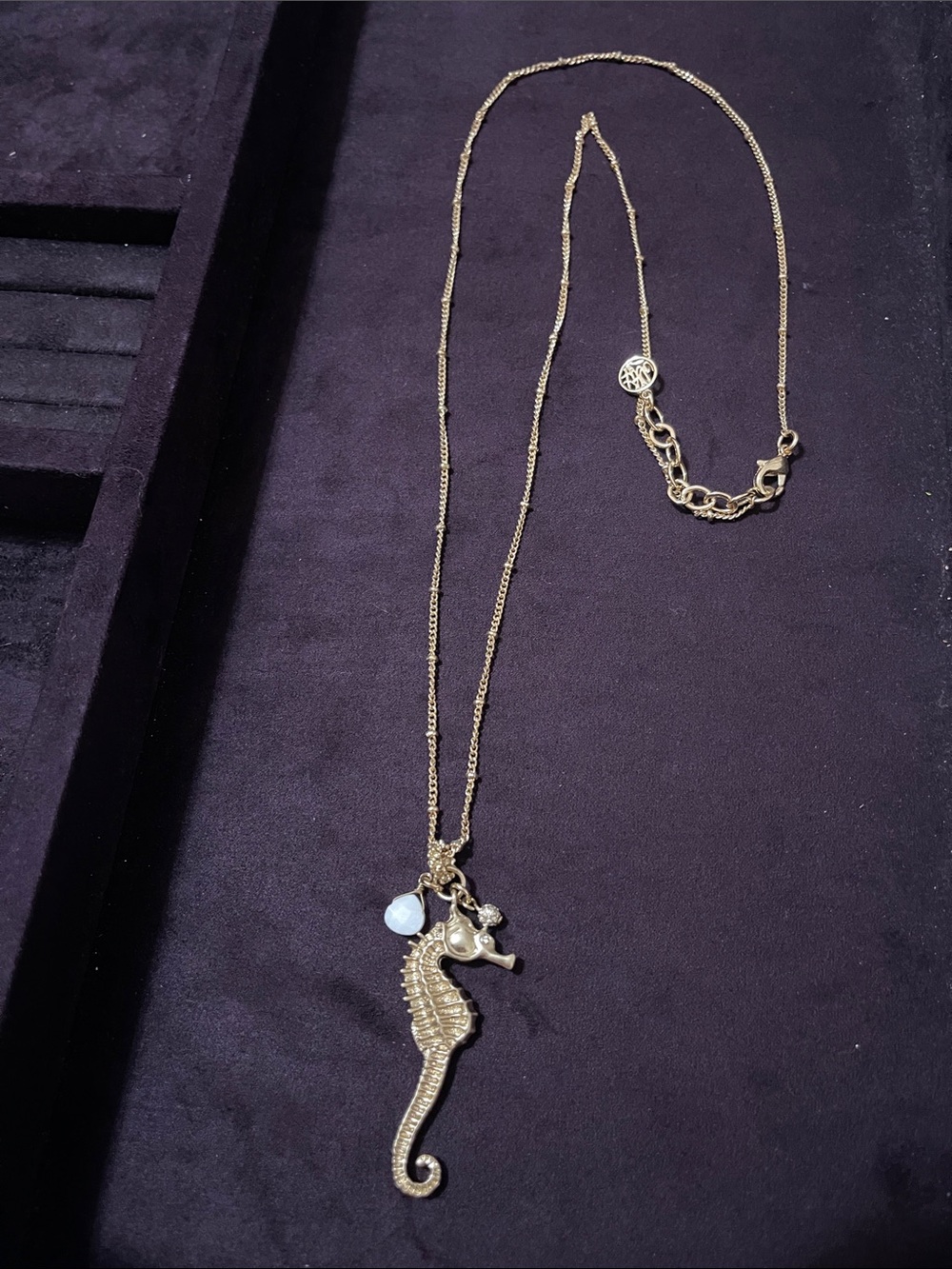 Lilly Pulitzer seahorse gold necklace GUC
(Slight tarnishing)